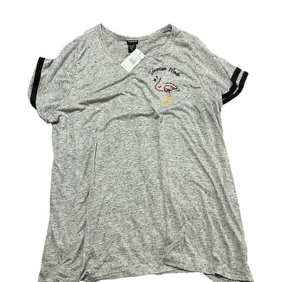 NWT Torrid Gray Tee Embroidery Pink Flamingo Sequin Design Vacation Plus Size 4 - Picture 1 of 7